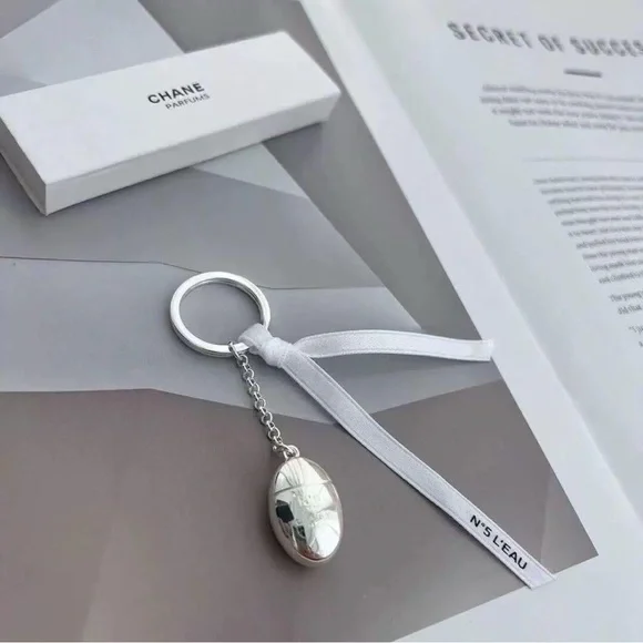 Novelty Charm Nº5 L'EAU Perfume Bottle Key Chain Limited Edition VIP GIFT - Picture 1 of 9